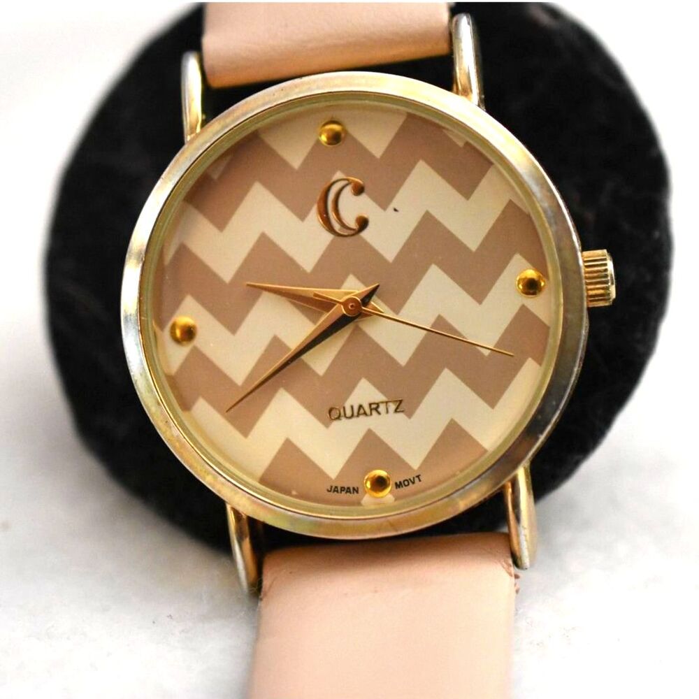 Charming Charlie Zig Zag Beige/White Gold Tone New Battery Like New Watch
